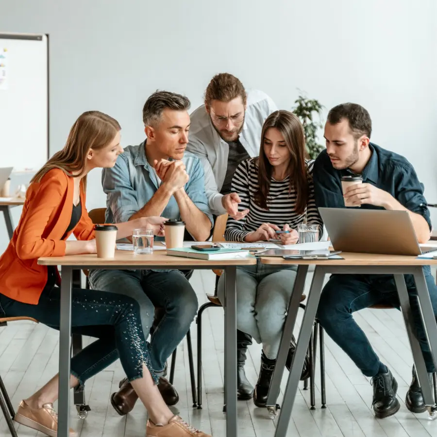 Élus du CSE réunis autour d’une table pendant une formation, ordinateurs ouverts